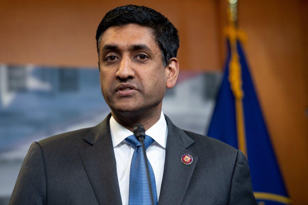 Democrats Unveil Bill Proposing Term Limits for Supreme Court Justices