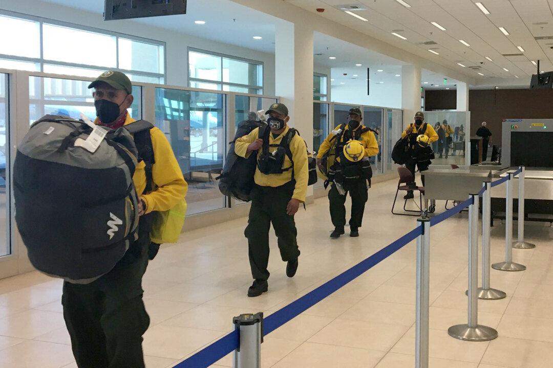 100 Firefighters From Mexico Join Front Line Battle to Help Contain California Wildfires