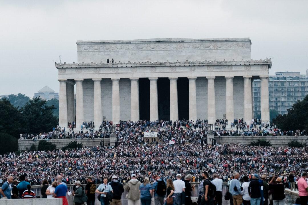 Thousands March in Washington to Pray and Show Support for Trump