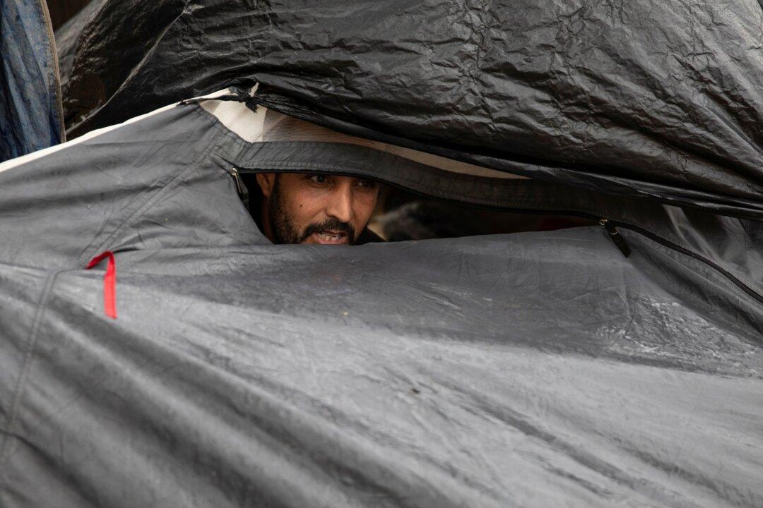 Migrants Pitch Tents in Serbia, Prepare to Cross Into EU States