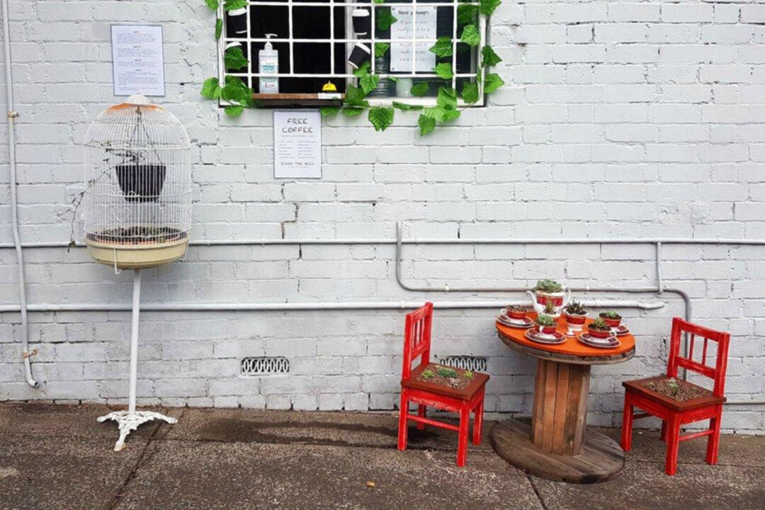 Australian Offers Free Coffee, Chat From His Kitchen Window: ‘All It Will Cost You Is a Smile’