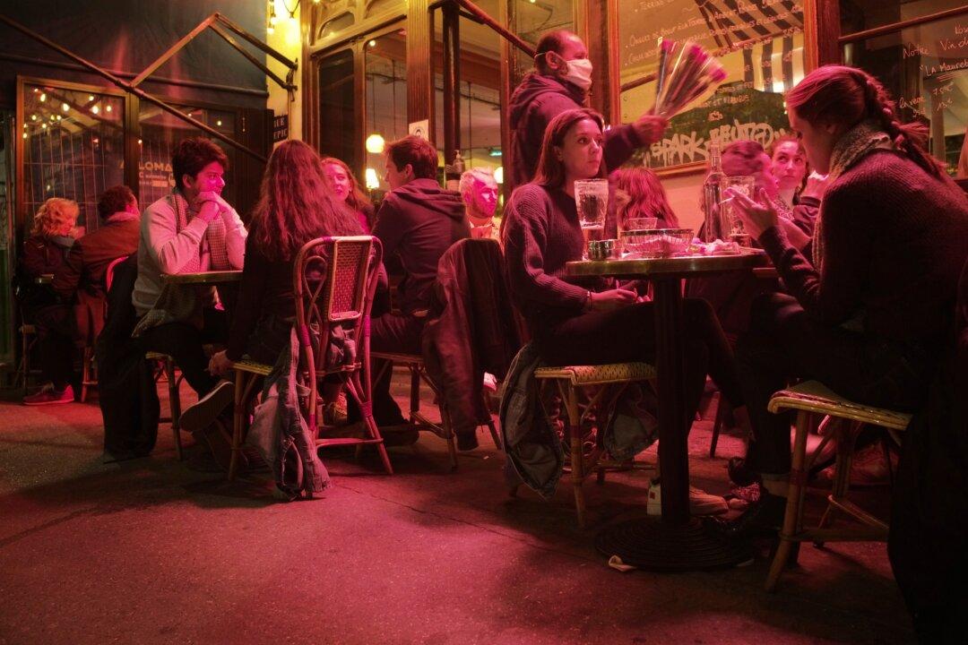 Paris on Maximum Virus Alert, Closing Bars, Not Restaurants