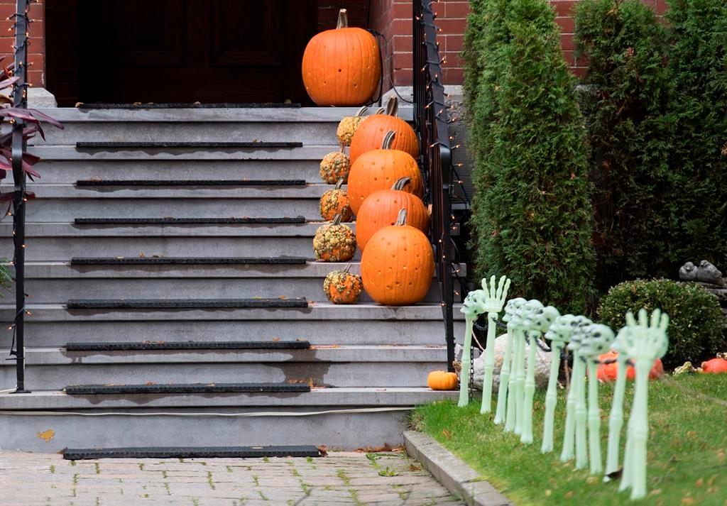 Canadians Divided on Letting Pandemic Disrupt Halloween, Holidays: Poll
