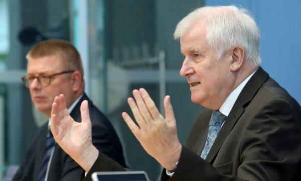 Thomas Haldenwang, president of Germany's Federal Office for the Protection of the Constitution (L) and German Interior Minister Horst Seehofer (R) address a news conference on extremism in Berlin, Germany, on Oct. 6, 2020. (Wolfgang Kumm/Pool via Reuters)
