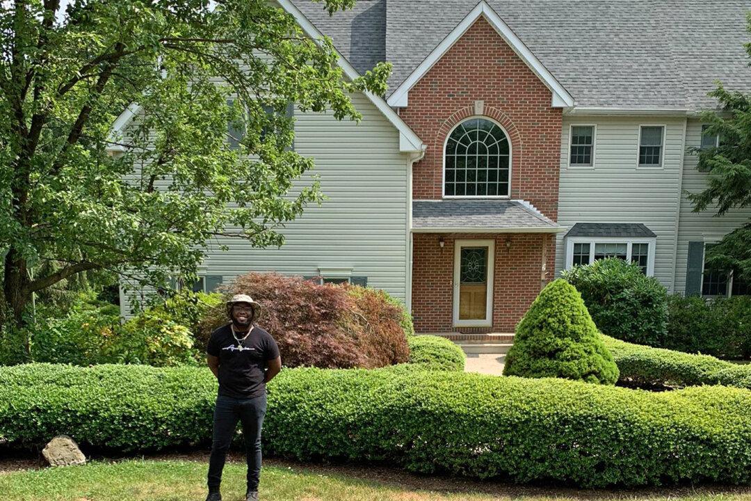 Man Homeless for 4 Years Never Gives Up Studying, Gets Hired as a Tech Developer