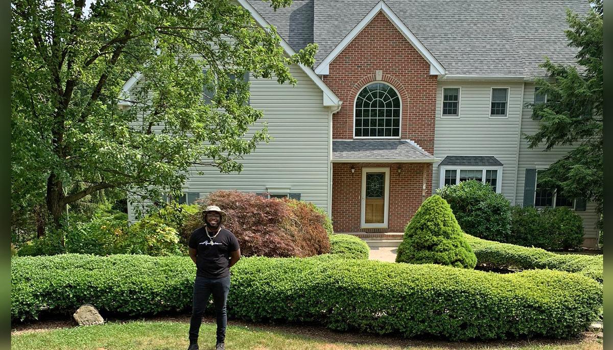 Man Homeless for 4 Years Never Gives Up Studying, Gets Hired as a Tech Developer