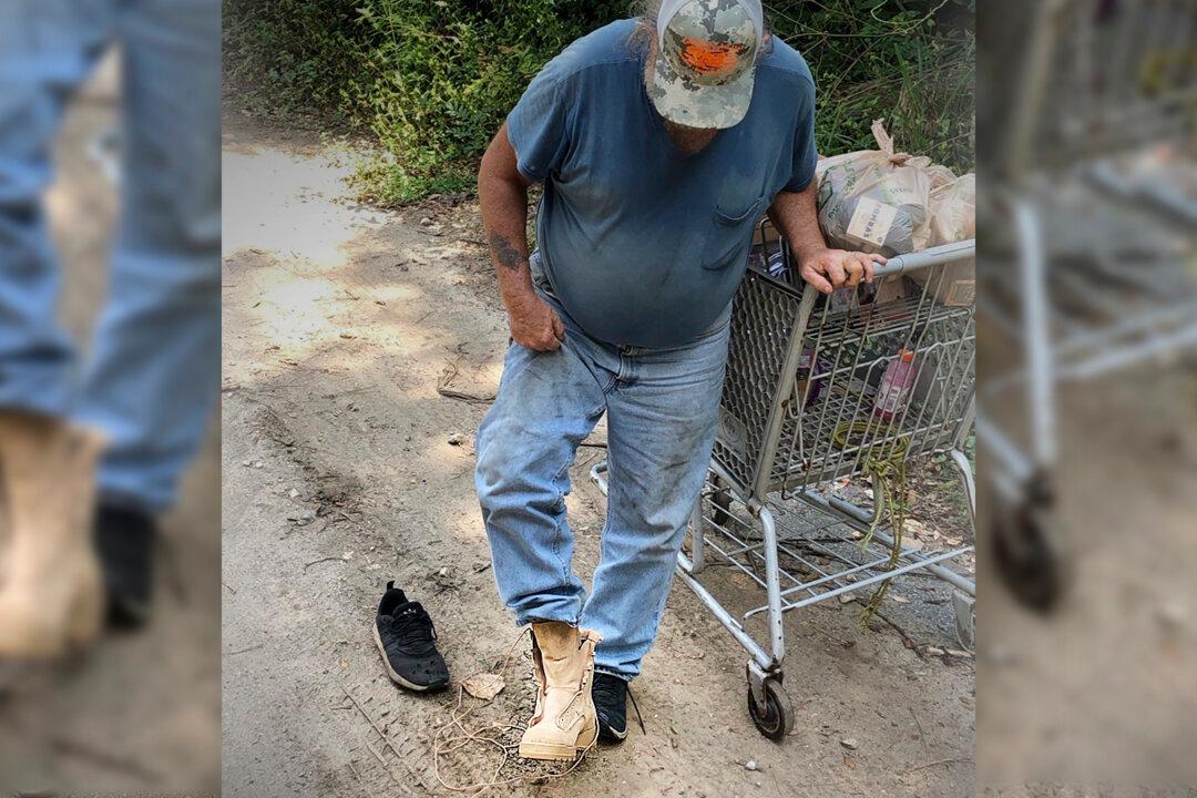 200 Pairs of Surplus Military Boots Donated to Homeless in Atlanta to Brighten Holidays
