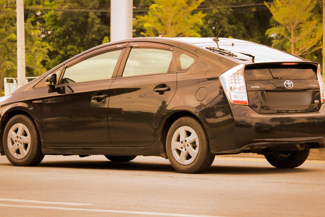 Police Break Into 116°F Hot Car to Save Trapped Husky While Owners Shop for 3 Hours