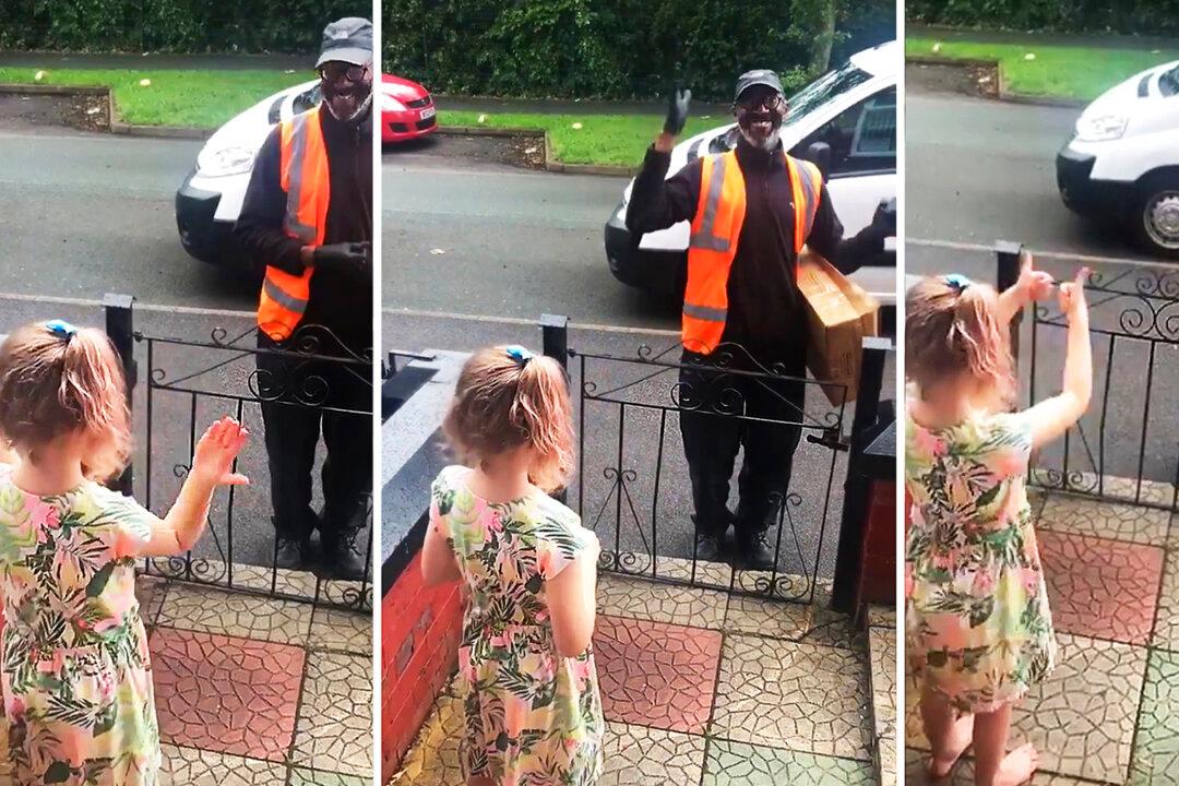 Little Girl Signs ‘Have a Good Day’ to Deaf Delivery Driver, Becomes His ‘Lockdown Buddy’