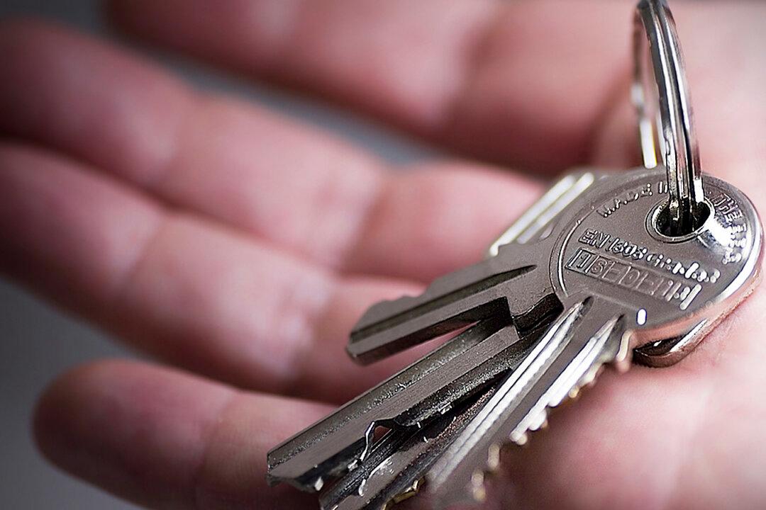 Locksmith Saves Woman From Kidnapper After Seeing ‘911’ Written on Her Hand