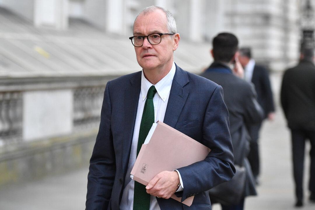 Vaccine Unlikely to Eradicate CCP Virus: UK Chief Scientific Adviser