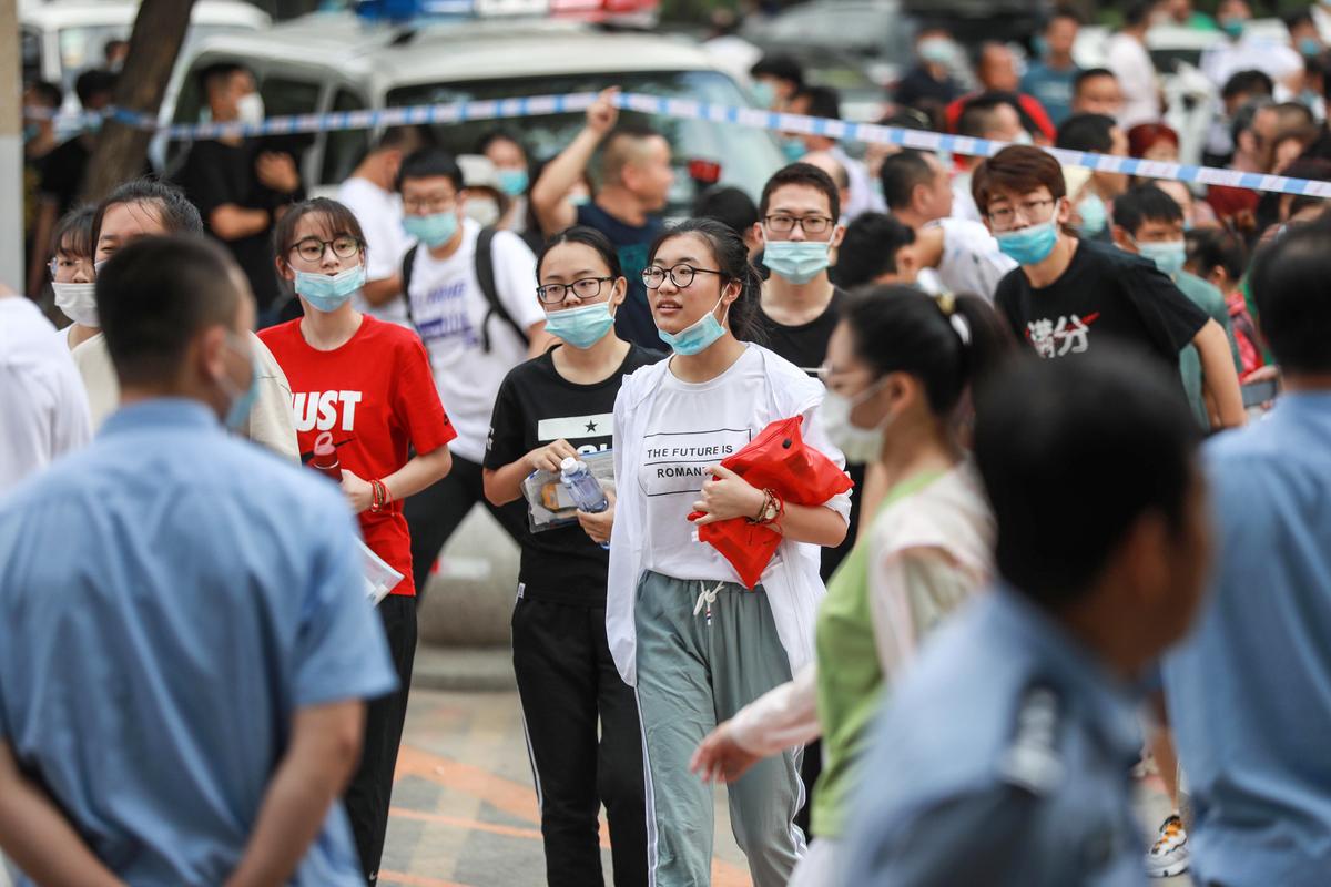 Chinese Students Must Pledge Loyalty to CCP Before Arriving Abroad: Report