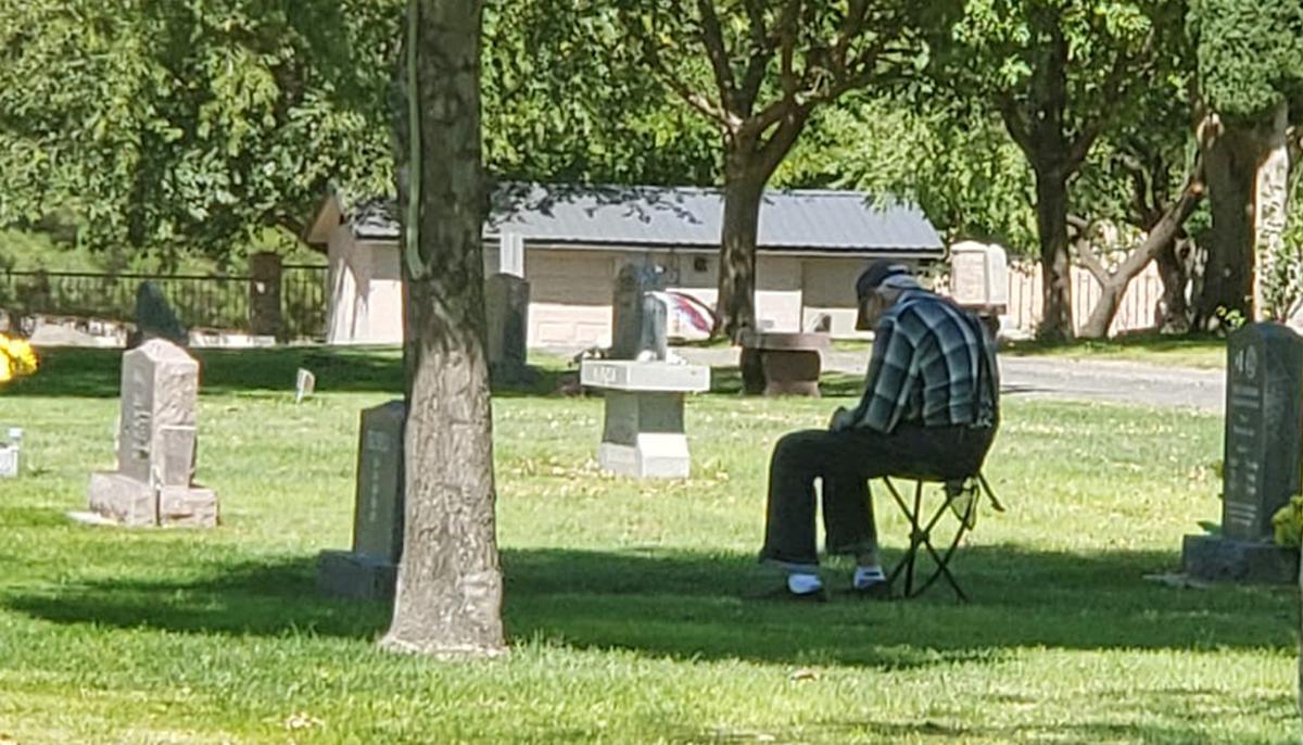 Man Approaches Lonely Veteran by Late Wife’s Grave: ‘There a Great Number of People That Care’