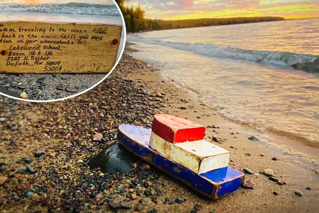 Couple Find Toy Boat With a Note Washed Ashore After 27 Years, Track Down Its Sender