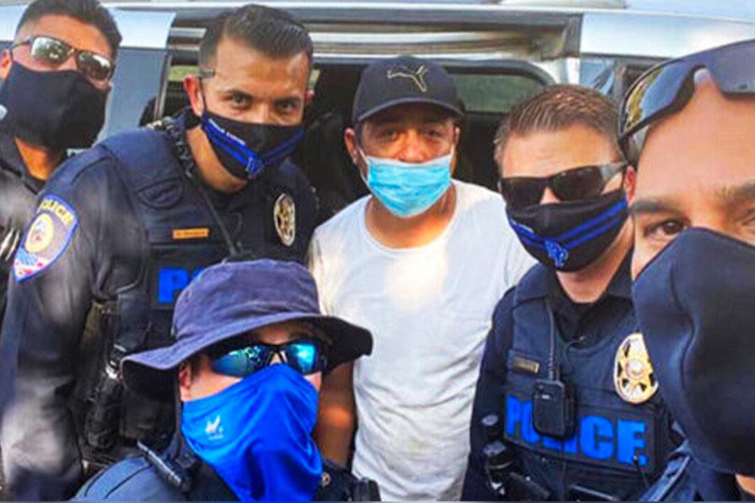 Family Living in Minivan Receive Helping Hand From 5 Las Vegas Police Officers