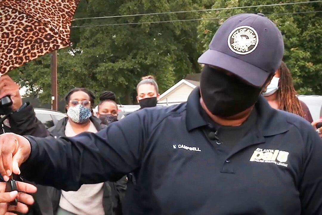 Atlanta Police Officer Gives Her Own SUV to Mom of 5 Fleeing Domestic Violence