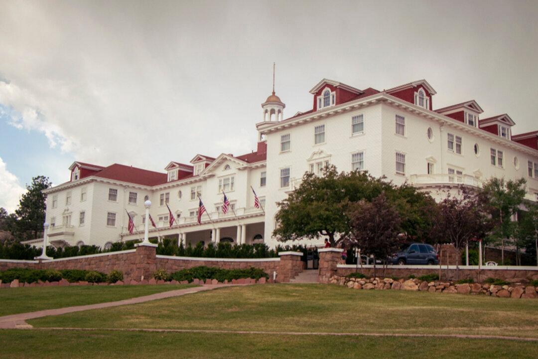 Historic Hotel That Inspired ‘The Shining’ Lodges 300 Firefighters Battling Colorado Wildfires