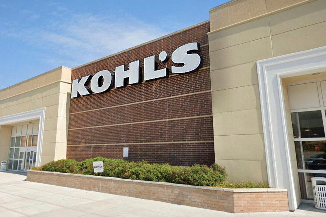 Struggling Mom at Kohl’s Cashier Realizes She Lost Her Card–Then Kind Act Brings Her to Tears