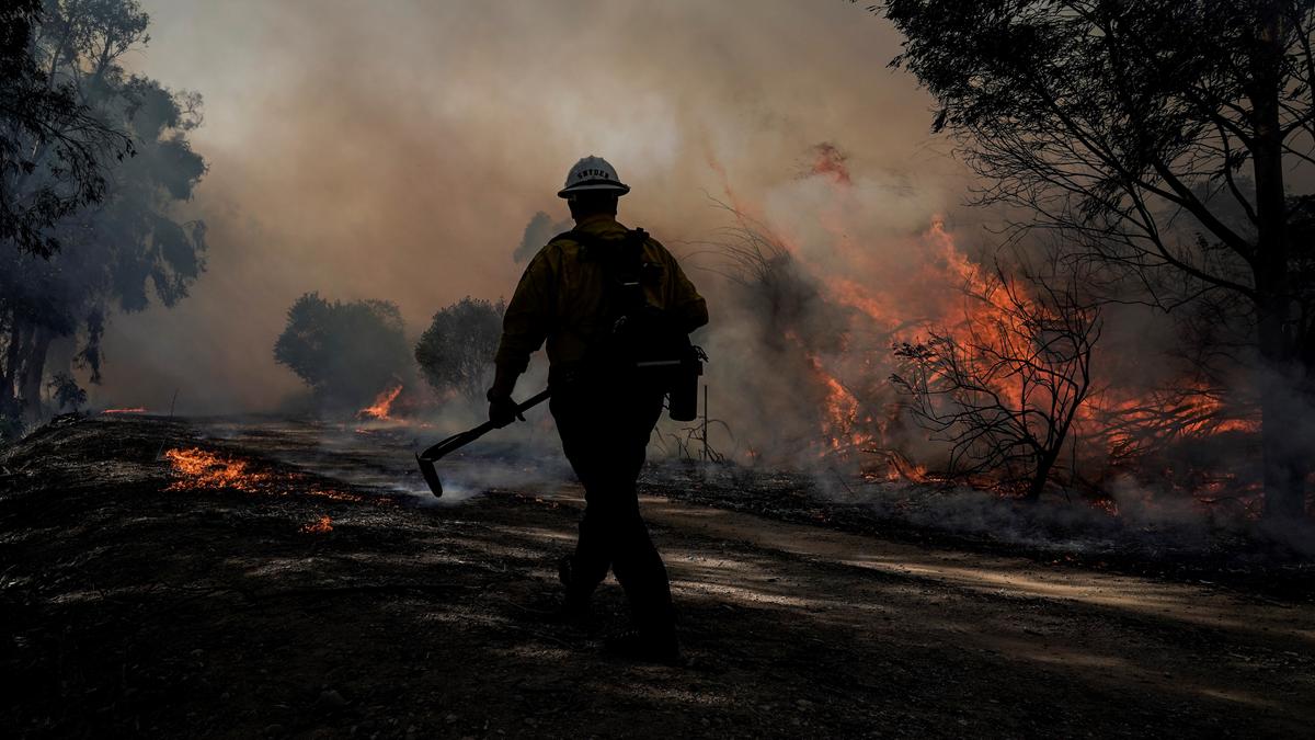Wind a Risk as California Fires Keep Tens of Thousands Away