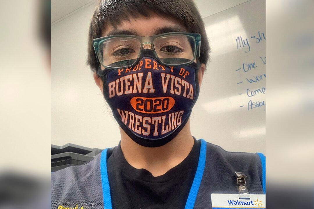 Iowa College Wrestler Saves Coworker’s Life at Walmart After Heart Attack Scare