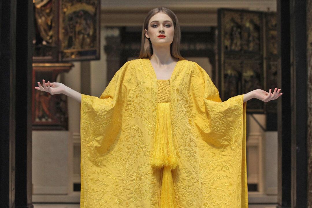 Golden Orb Spider’s Silk Is So Elegant That Designers Made a Cape Out of It