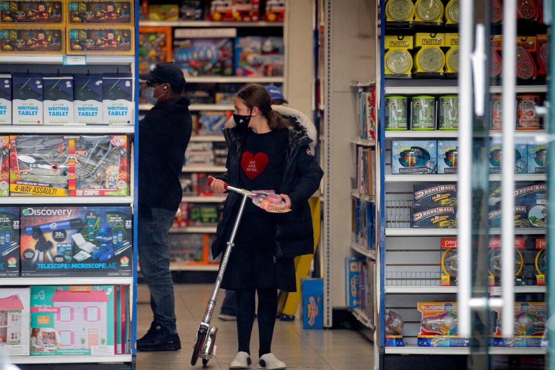 US Consumer Spending and Personal Income Climb More Than Expected in September