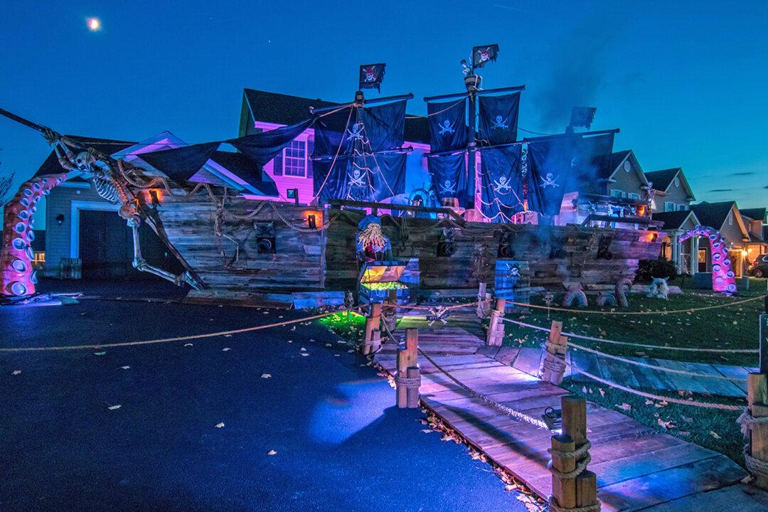Amazing Father Built His Daughter an Impressive 50-Foot Pirate Ship for Halloween