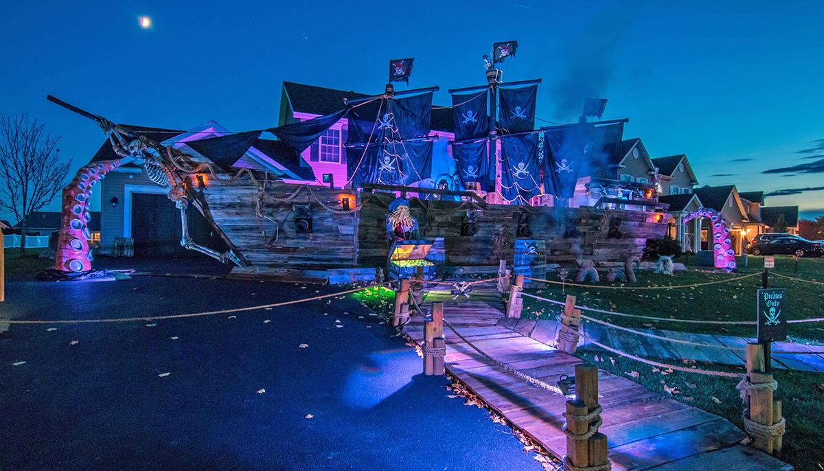 Amazing Father Built His Daughter an Impressive 50-Foot Pirate Ship for Halloween