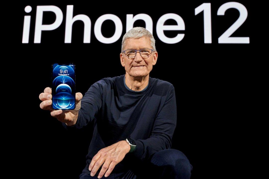 Apple Must Face Shareholder Lawsuit Over CEO Cook’s China Sales Comments