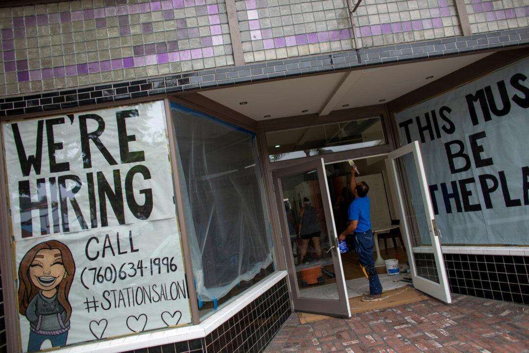 US Jobless Claims Increase to 742,000 as Virus Cases Surge