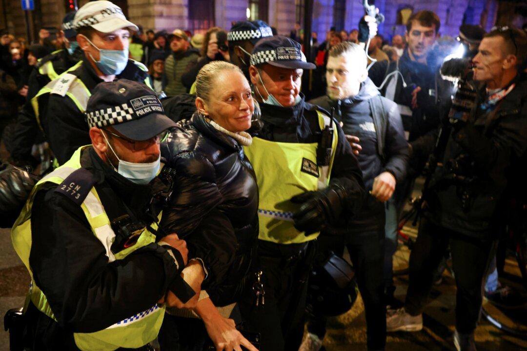 London Police Arrest 190 Anti-Lockdown Protesters for Breaking Lockdown Rules
