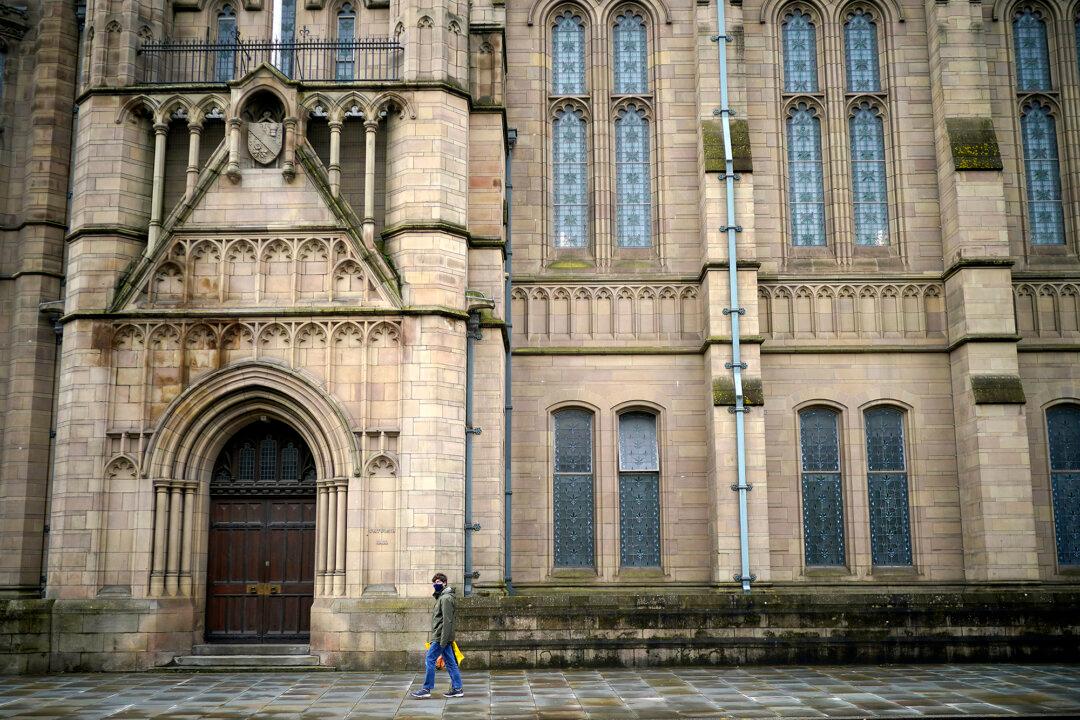 Manchester University Students Tear Down Lockdown Fencing on Campus
