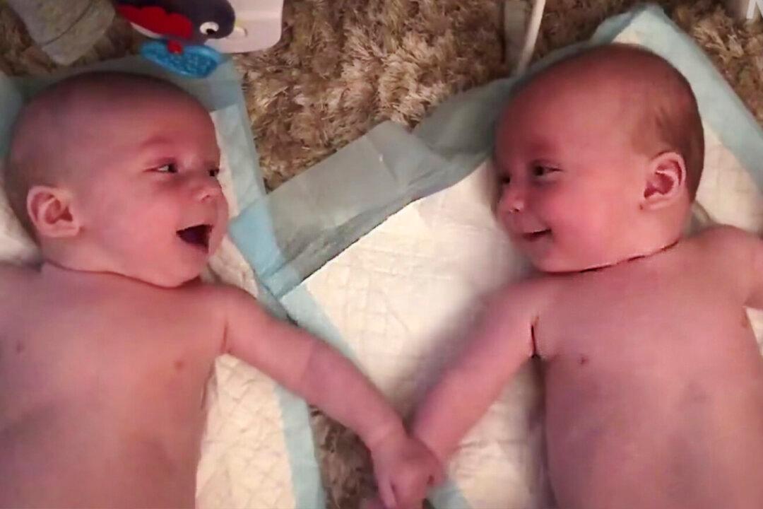 Video: 4-Month-Old Twin Brothers ‘Meet’ Each Other for the First Time and It’s Adorable