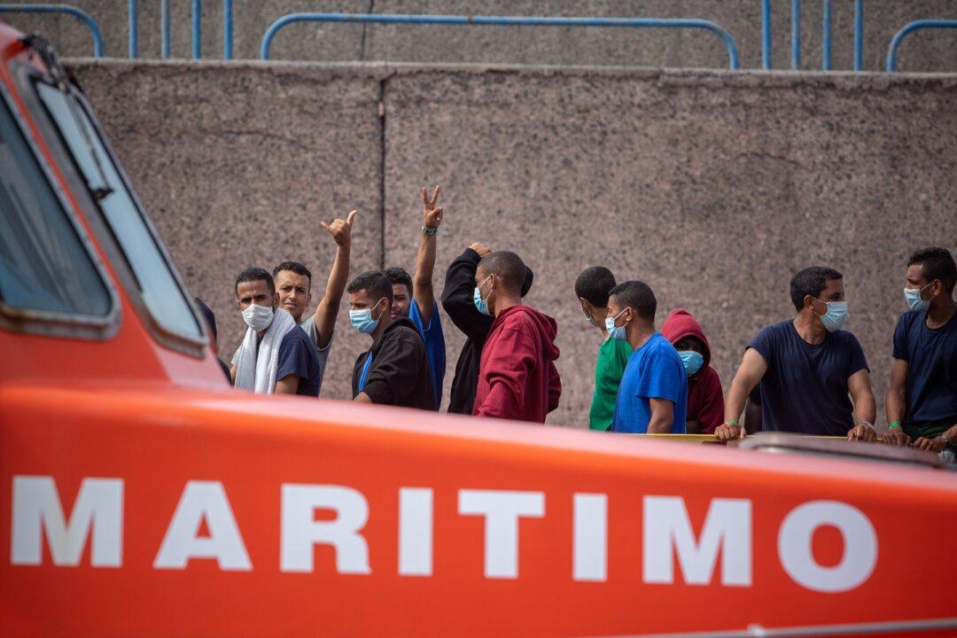 Over 1,600 Migrants Reach Spain’s Canary Islands, 1 Dies