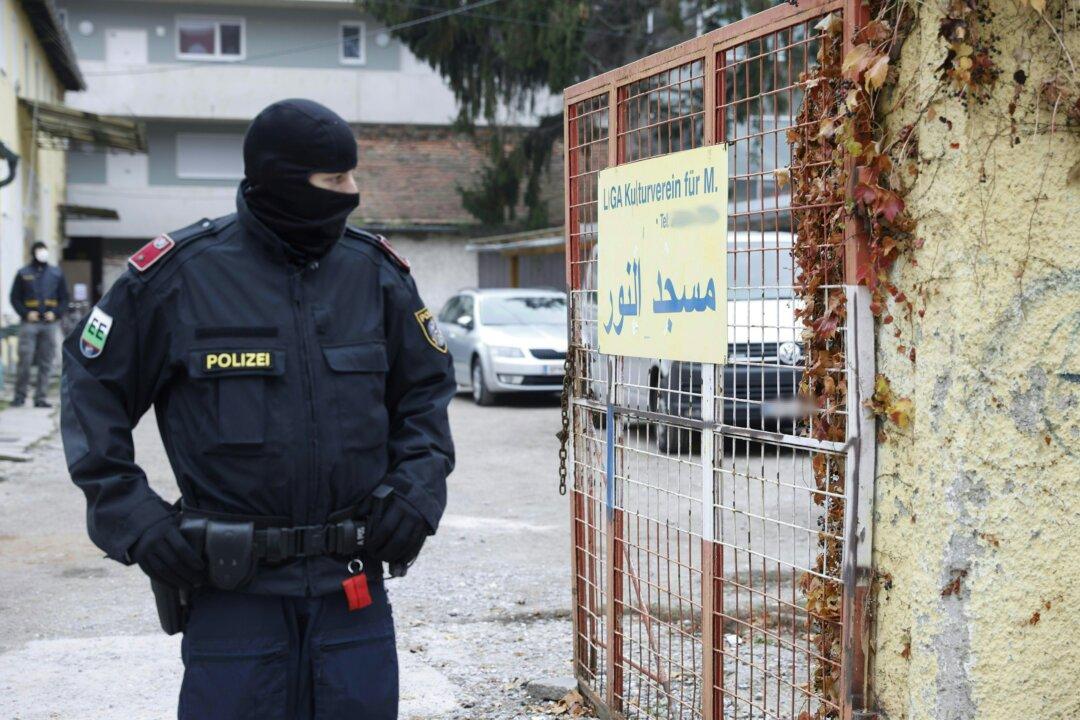 Austrian Police Arrest 30 in Anti-Terror Raids