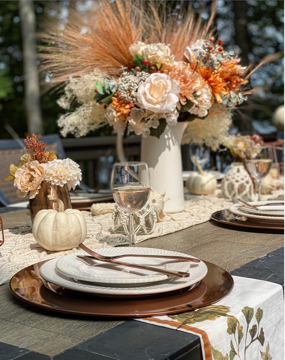 Instead of a tablecloth, a knitted table runner and colorful table mats are used. (Courtesy of Yelena Oleynik)
