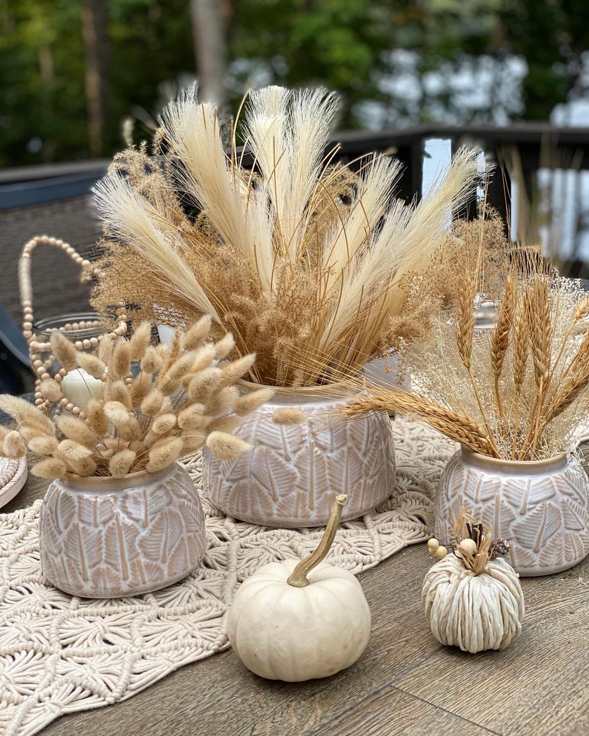 Bouquets of wheat stalks add a harvest vibe. (Courtesy of Yelena Oleynik)