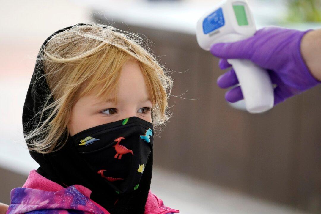 CDC: Masks Protect Both Wearers and Those Nearby From CCP Virus