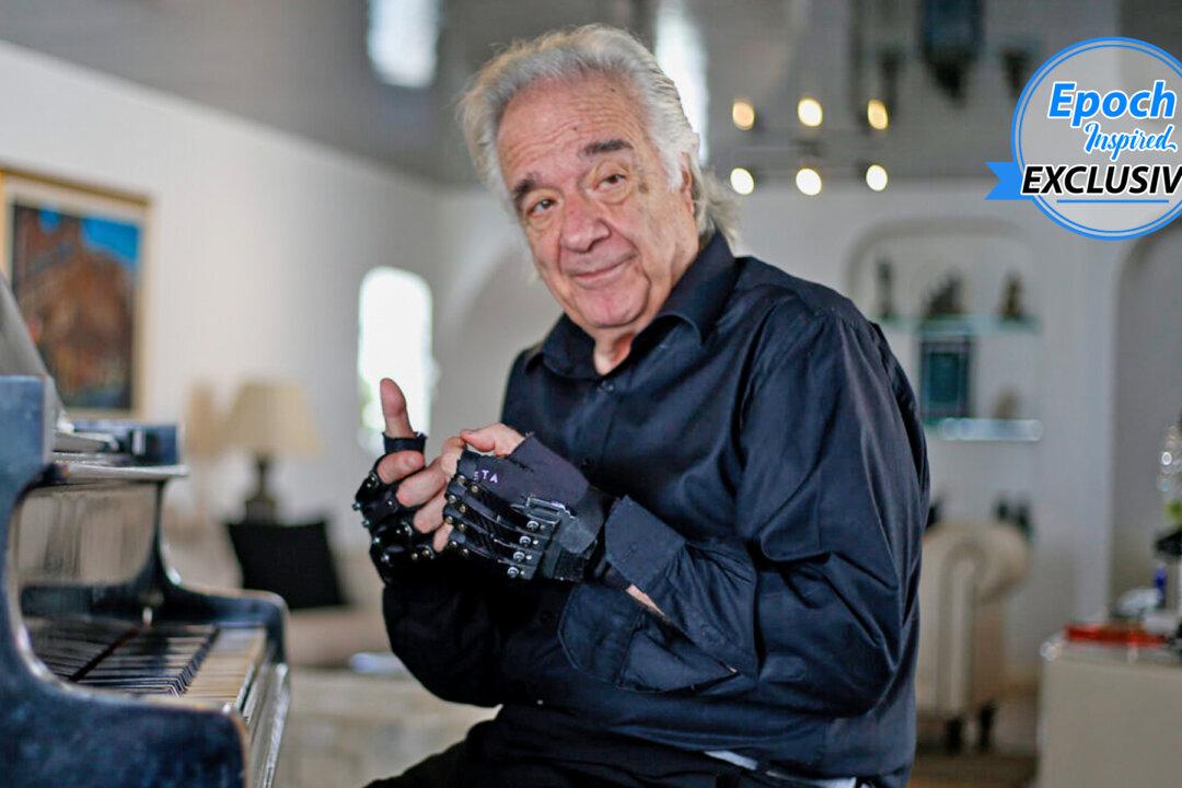 Acclaimed Pianist With Hand-Movement Disorder Plays With Extension Gloves: Video