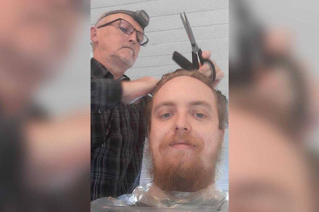 Elderly Father Snips Away Son’s Hair to Learn Hairdressing for Sick Wife