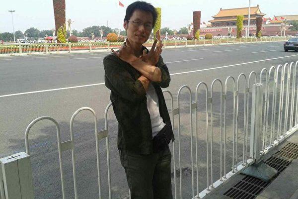 He Bin uses his hands to show “Six” and “Four” to commemorate the June 4th Tiananmen Square Massacre at Tiananmen Square in Beijing on June 4, 2016. (Courtesy of Xu Caihong)