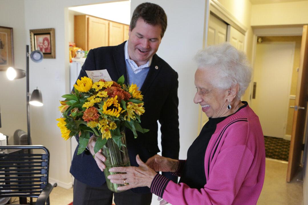 ‘Random Acts of Flowers’ Brings Smiles to Patients