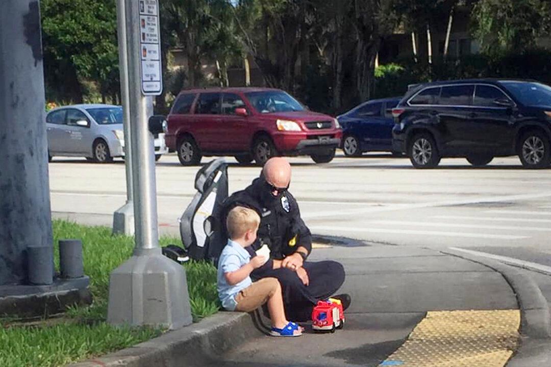 Candid Photo of Cop Comforting Kid After Car Accident Reveals ‘Act of Kindness’