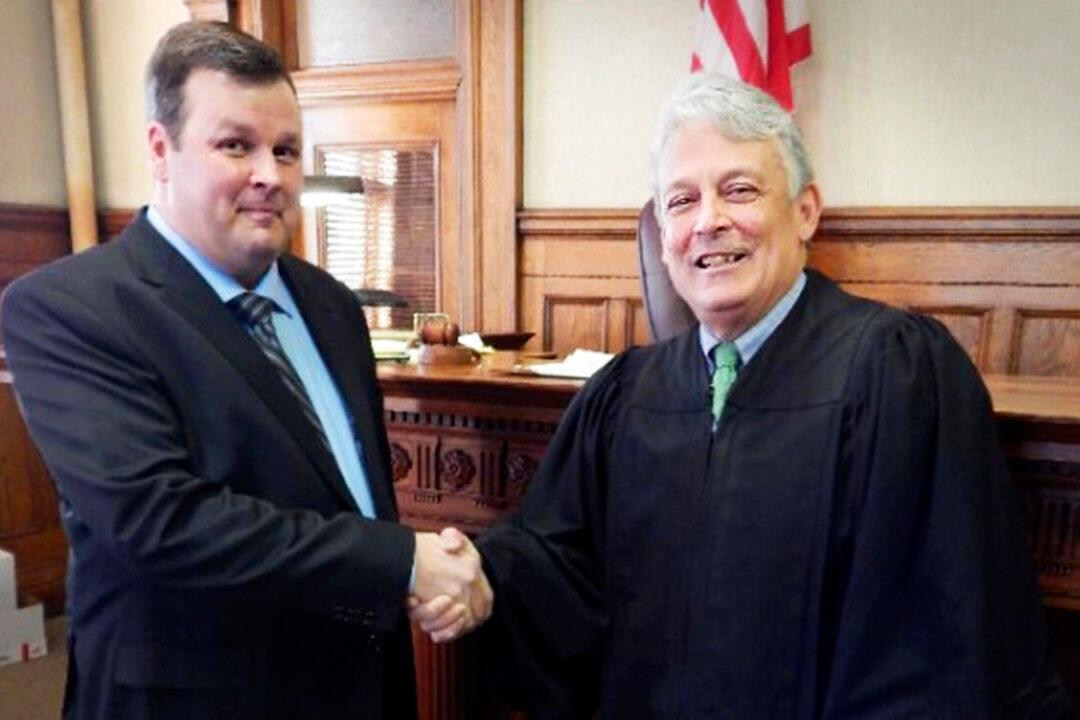 Ex-Felon Sworn In as a Lawyer by Same Judge Who Sentenced Him for Bank Robbery 20 Years Ago