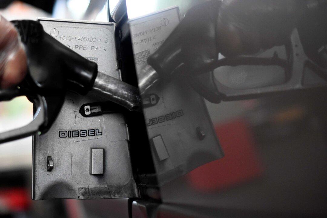 UK to Ban Sale of New Gasoline, Diesel Cars From 2030: FT