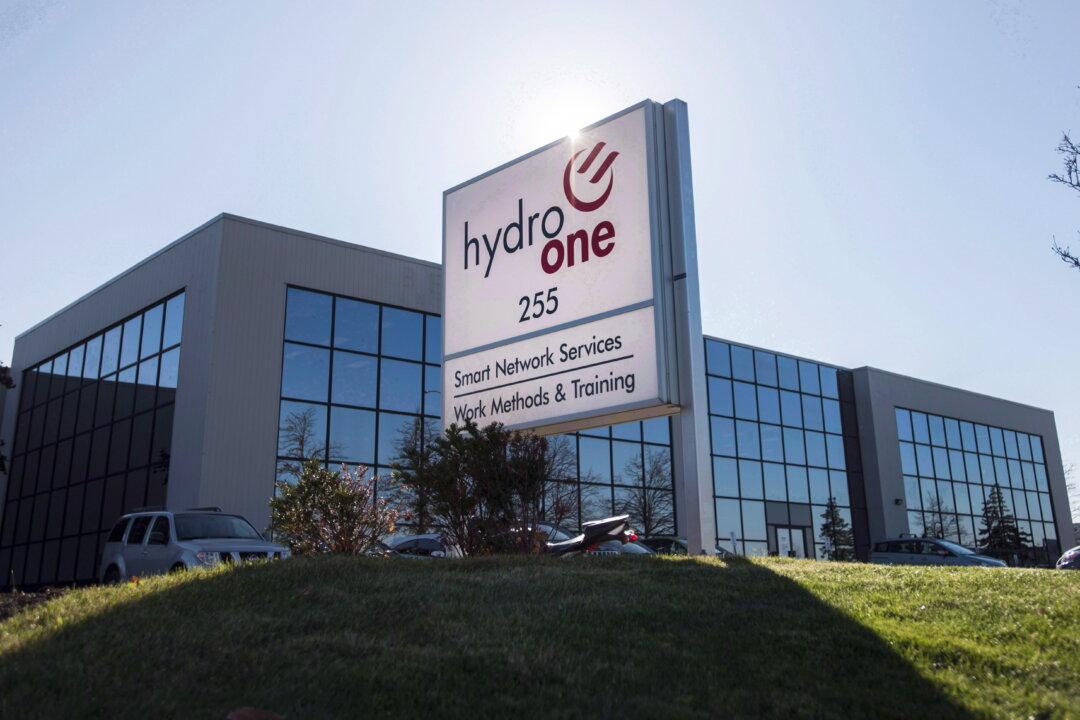 Hydro One Crews Working to Restore Power to Tens of Thousands in Ontario