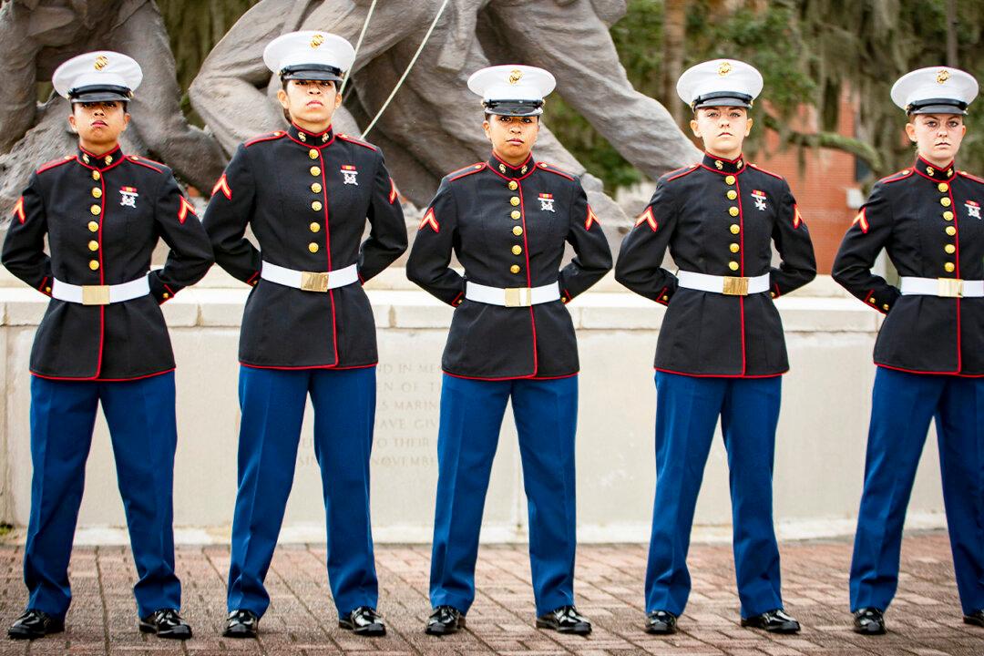 5 Sisters Graduate Marine Corps Training on the Same Day, Fulfilling Pact of Patriotism