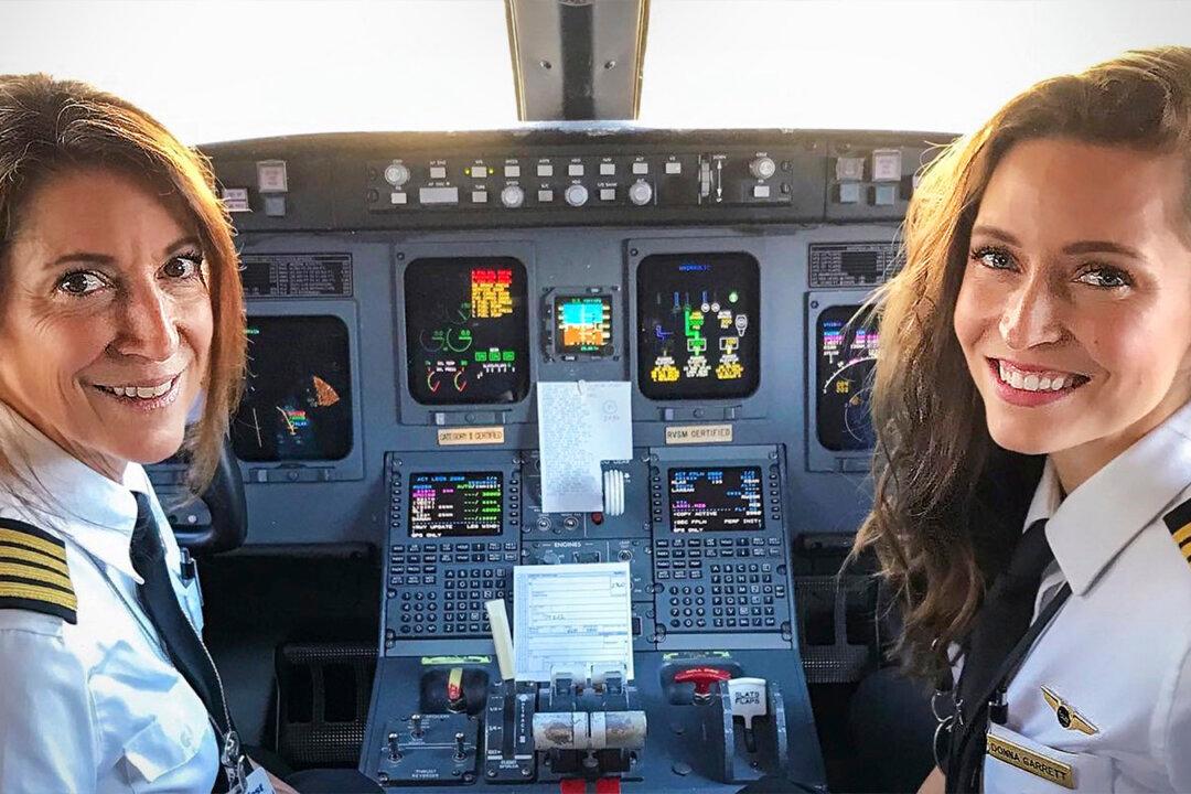 Photo of Mother-Daughter Pilots Paired Together on Commercial Flight Goes Viral