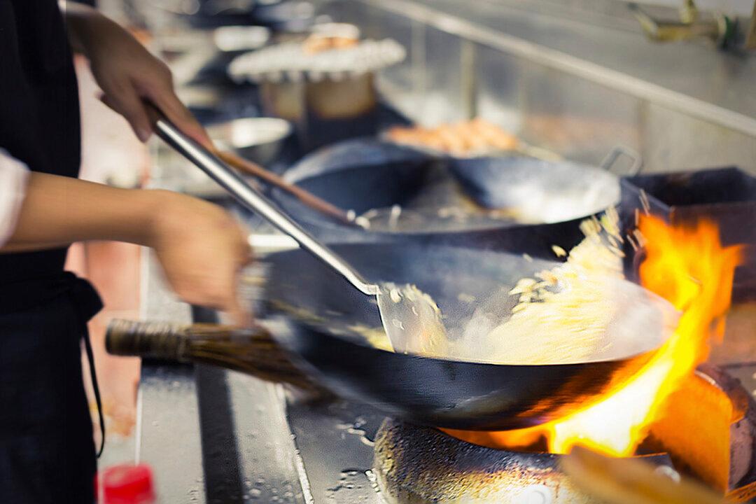 Lone Chef Struggles to Run Thai Restaurant After Staff Don’t Show–Then Customers Step Up to Help