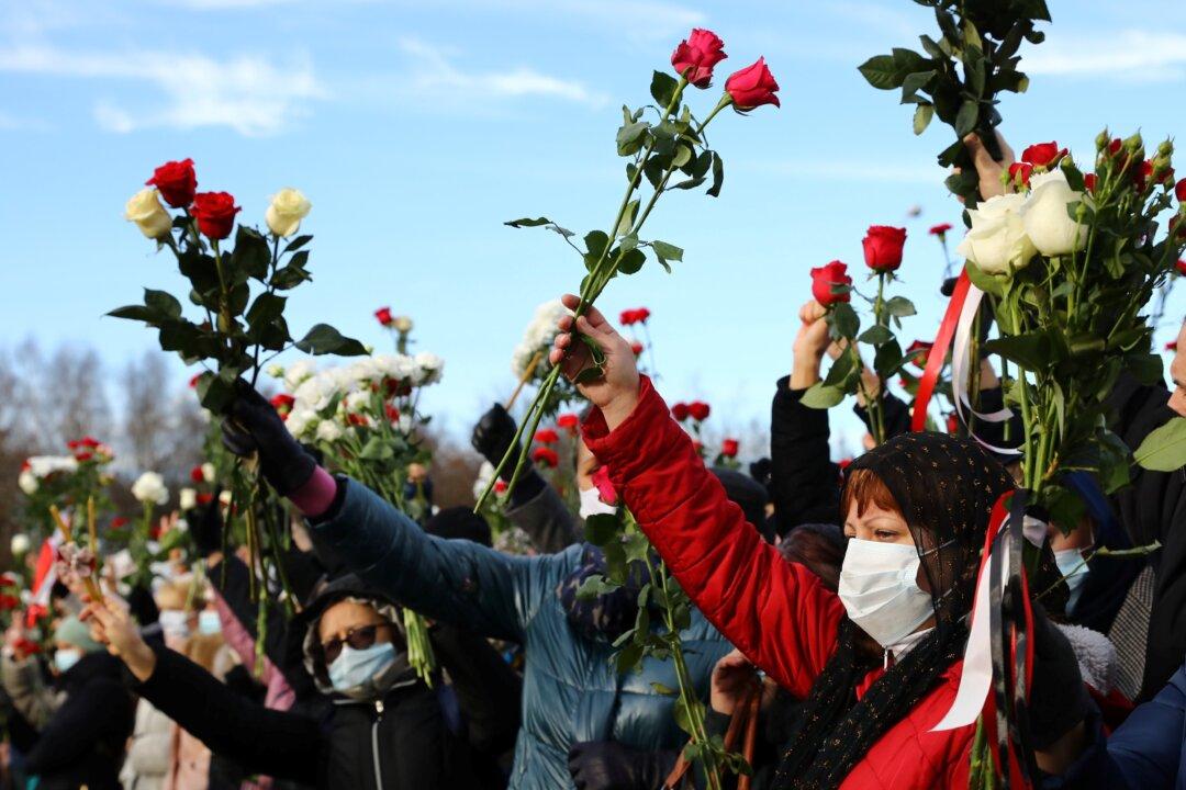 With Applause and Flowers, Thousands Attend Funeral of Belarusian Protester